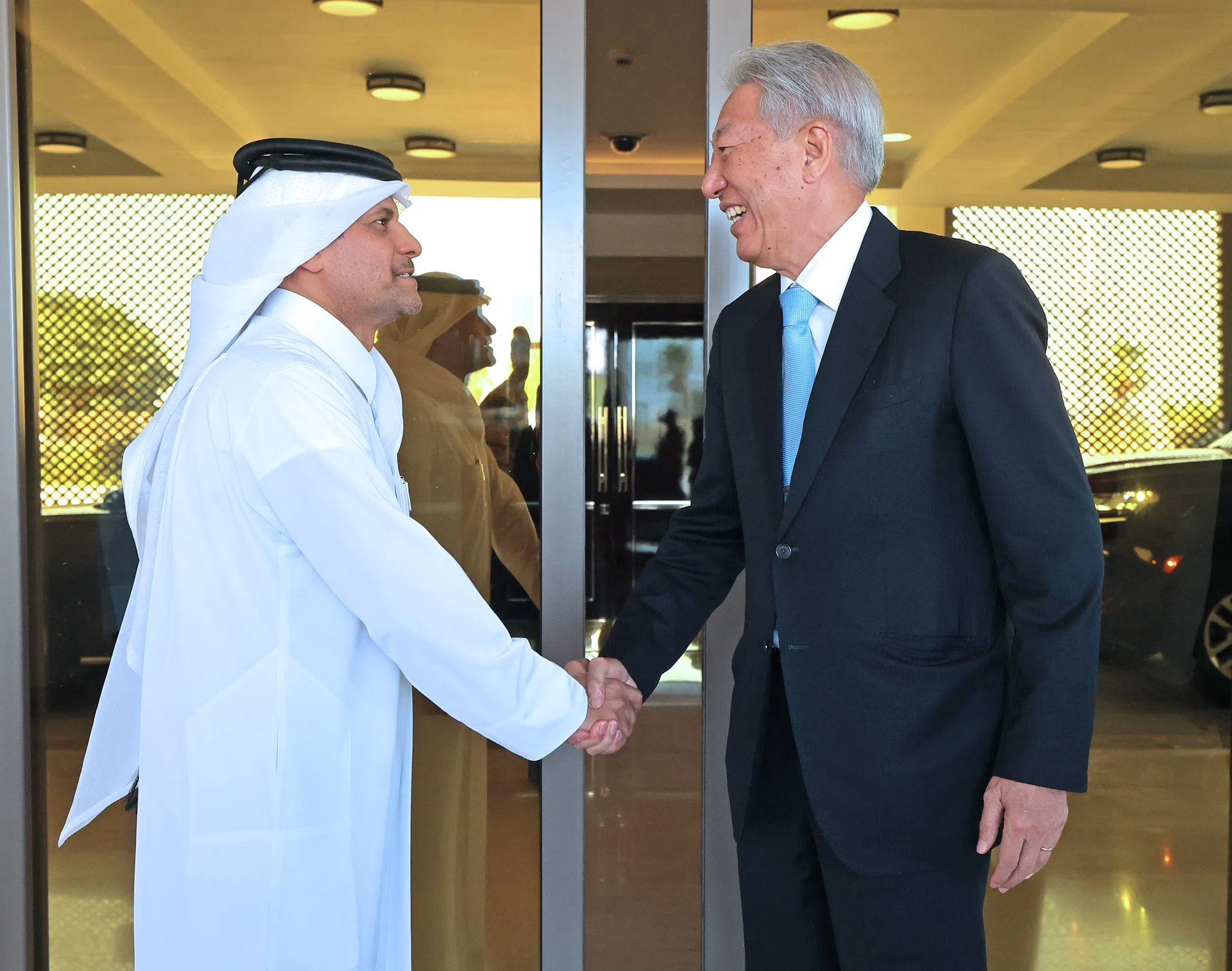 张志贤（右）和卡塔尔副首相兼国防事务国务部长萨乌德会面。（数码发展及新闻部提供）