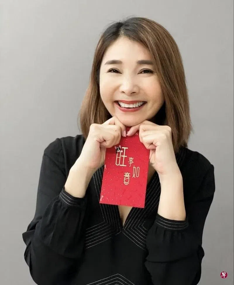 陈秀环长女用首份薪水封红包给母亲，感恩母亲的养育之恩和牺牲。（取自IG）