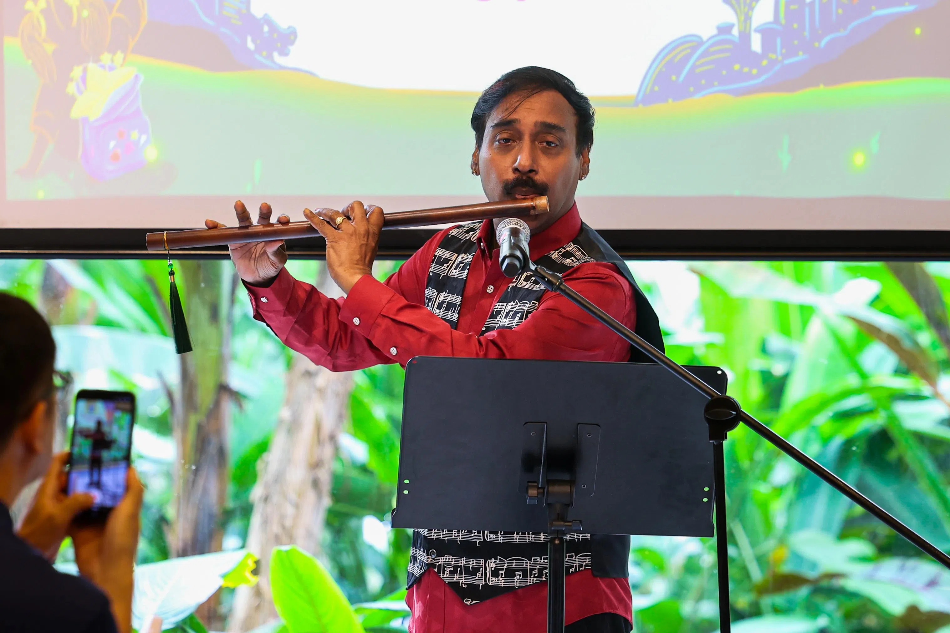 加尼韦诺南·拉特南曾为妆艺表演者提供培训，这回首次亲自上阵表演，从幕后走到台前。（林明顺摄）