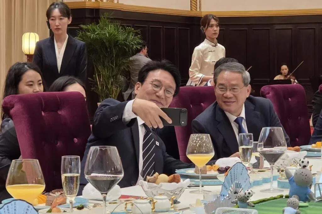 中韩总理时隔七年会谈 金民锡晒与李强自拍