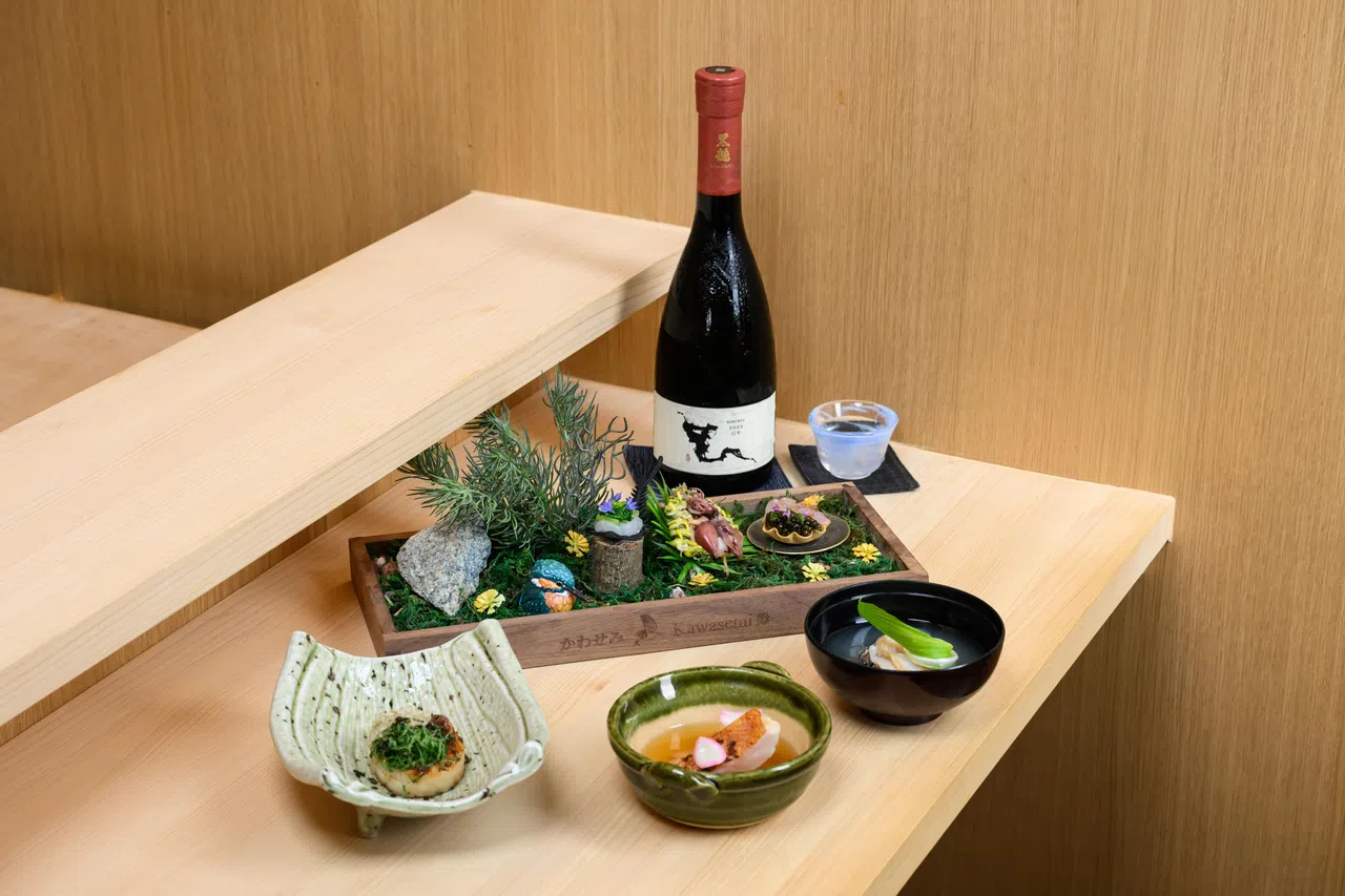 日式厨师做主餐馆Sushi Kawasemi于四月至六月期间推出春季限定菜单，以时令食材和极致熟成技艺，诠释春天短暂而绚烂的美丽。（餐馆提供）