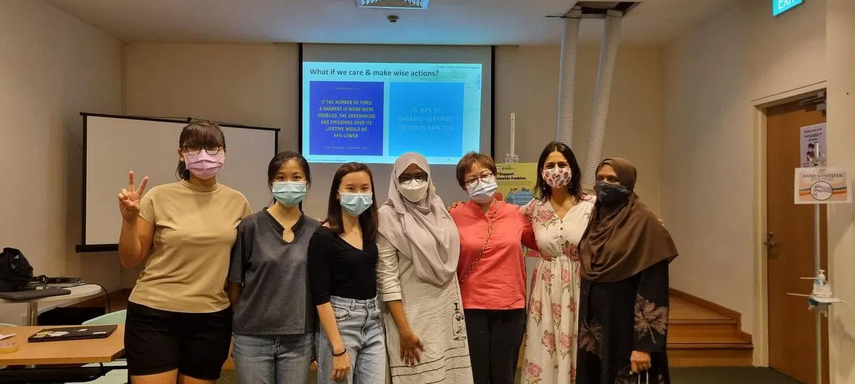 Team Fash-O成员（左起）林淑馨、叶佩仪、邱伟心和艾芳娜，连同教导修补衣物的Muta.wear负责人Adel和secondsguru创办人之一Lara和艾芳娜的母亲合影。（受访者提供）