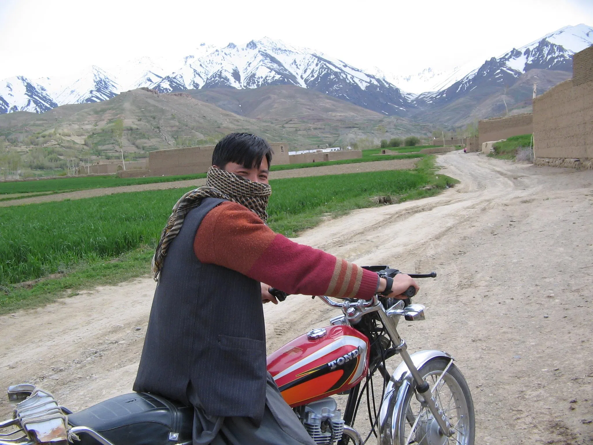 王德扬在阿富汗巴米扬省（Bamiyan）的偏远村庄工作。他从住所骑电单车到巴米扬中心需约半小时。（受访者提供）