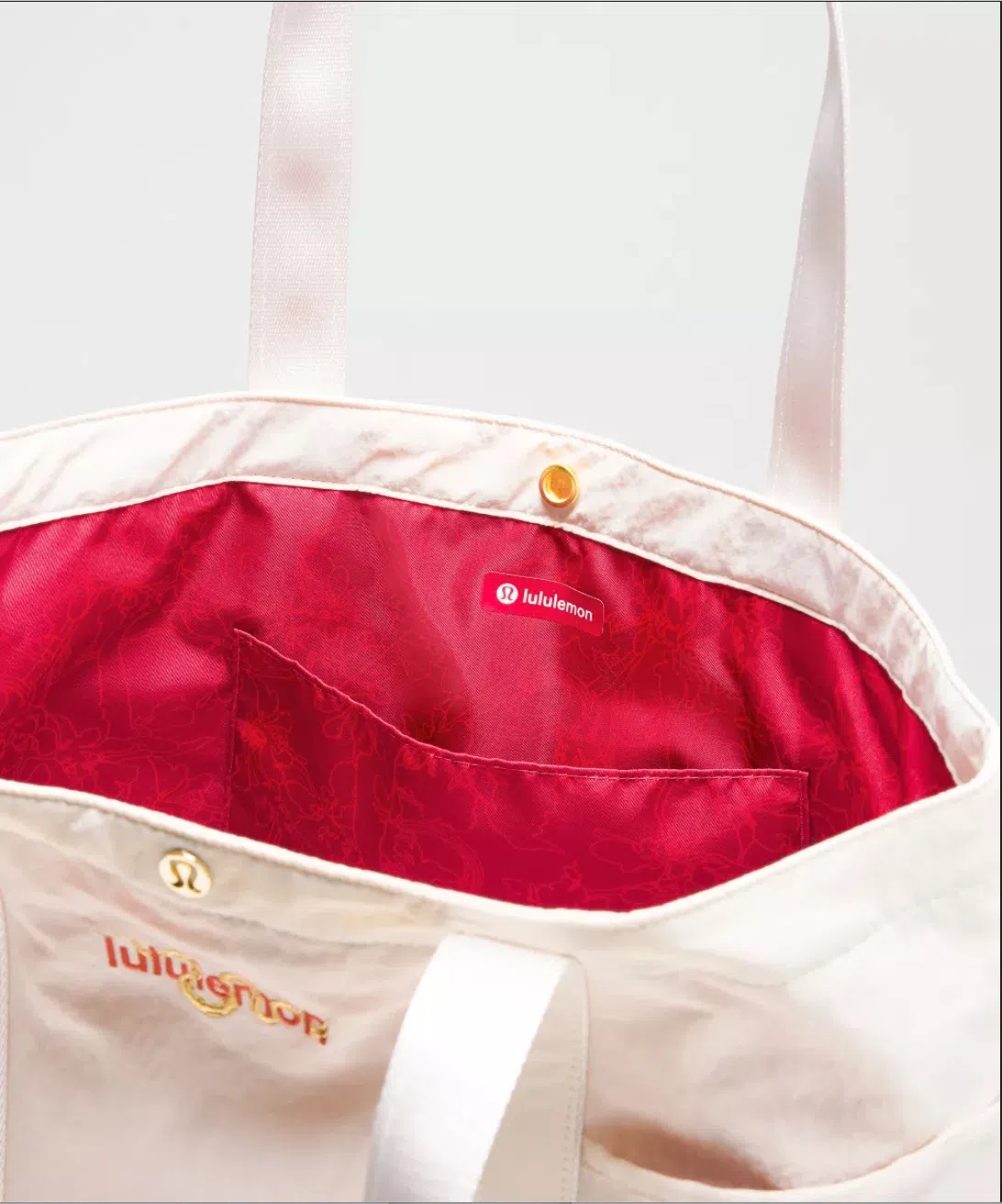 Lululemon包包“白里透红”，暗藏春色。（品牌提供）