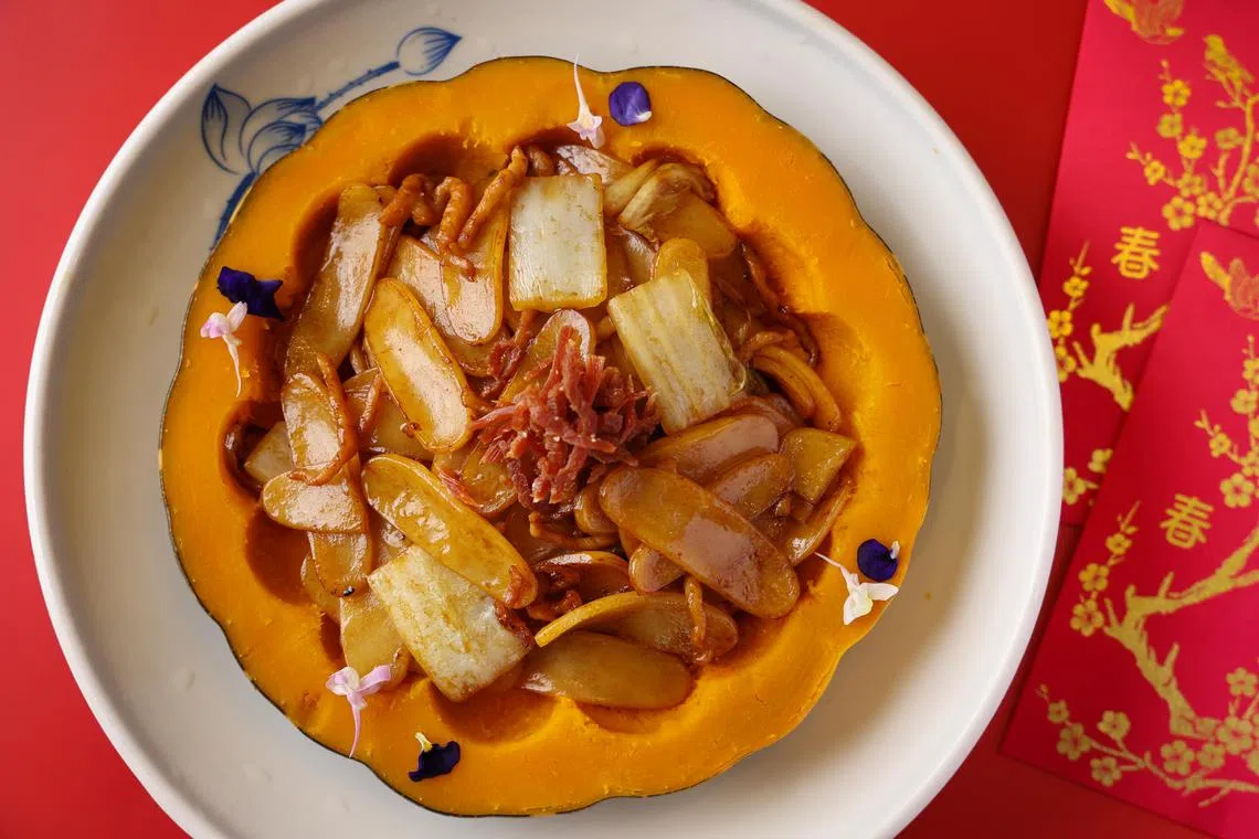 黄金火腿丝炒年糕香气四溢。（龙国雄摄）