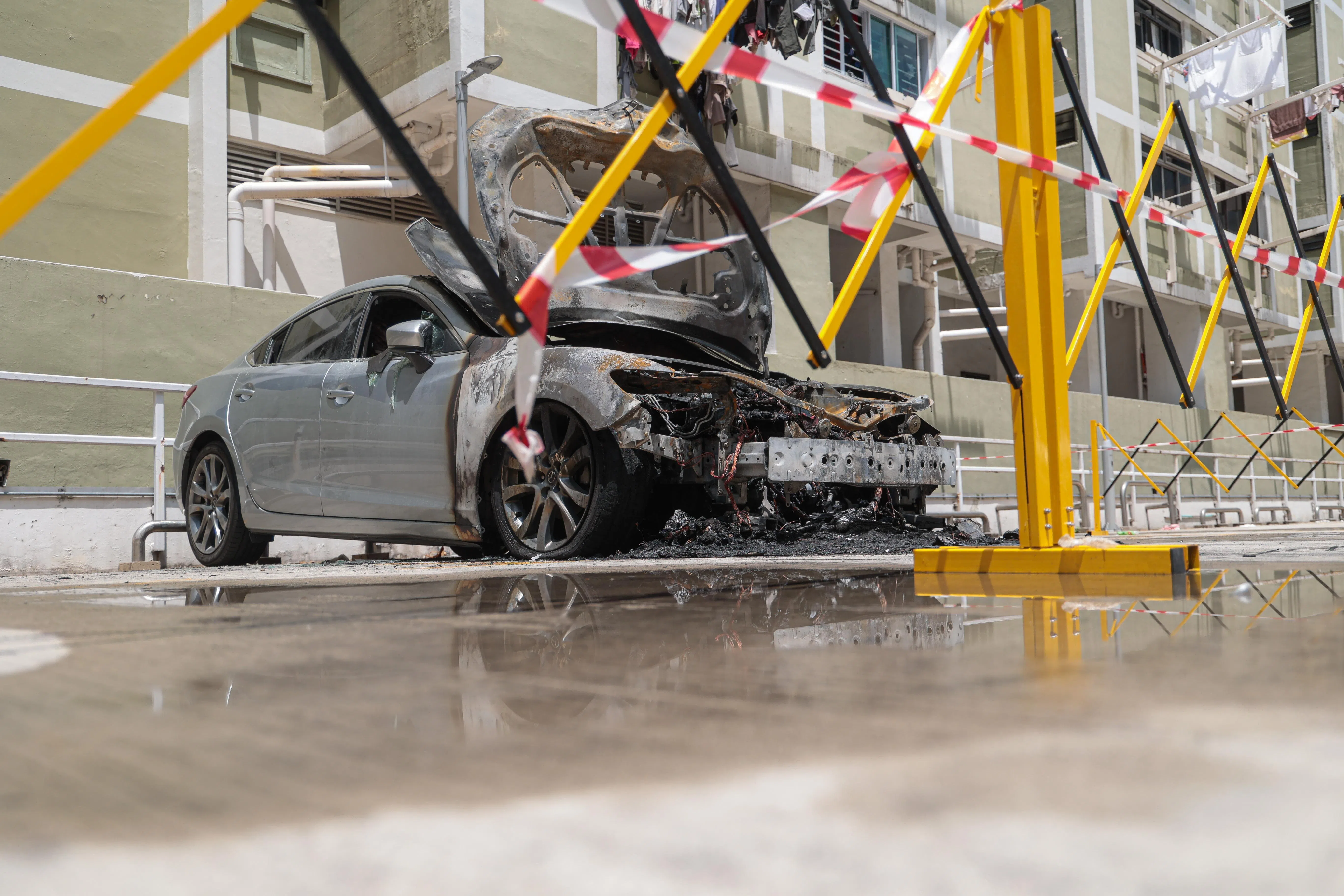 起火汽车的车主称，他向来是到授权的车厂保养和维修，不理解为何会突然起火。（李冠卫摄）