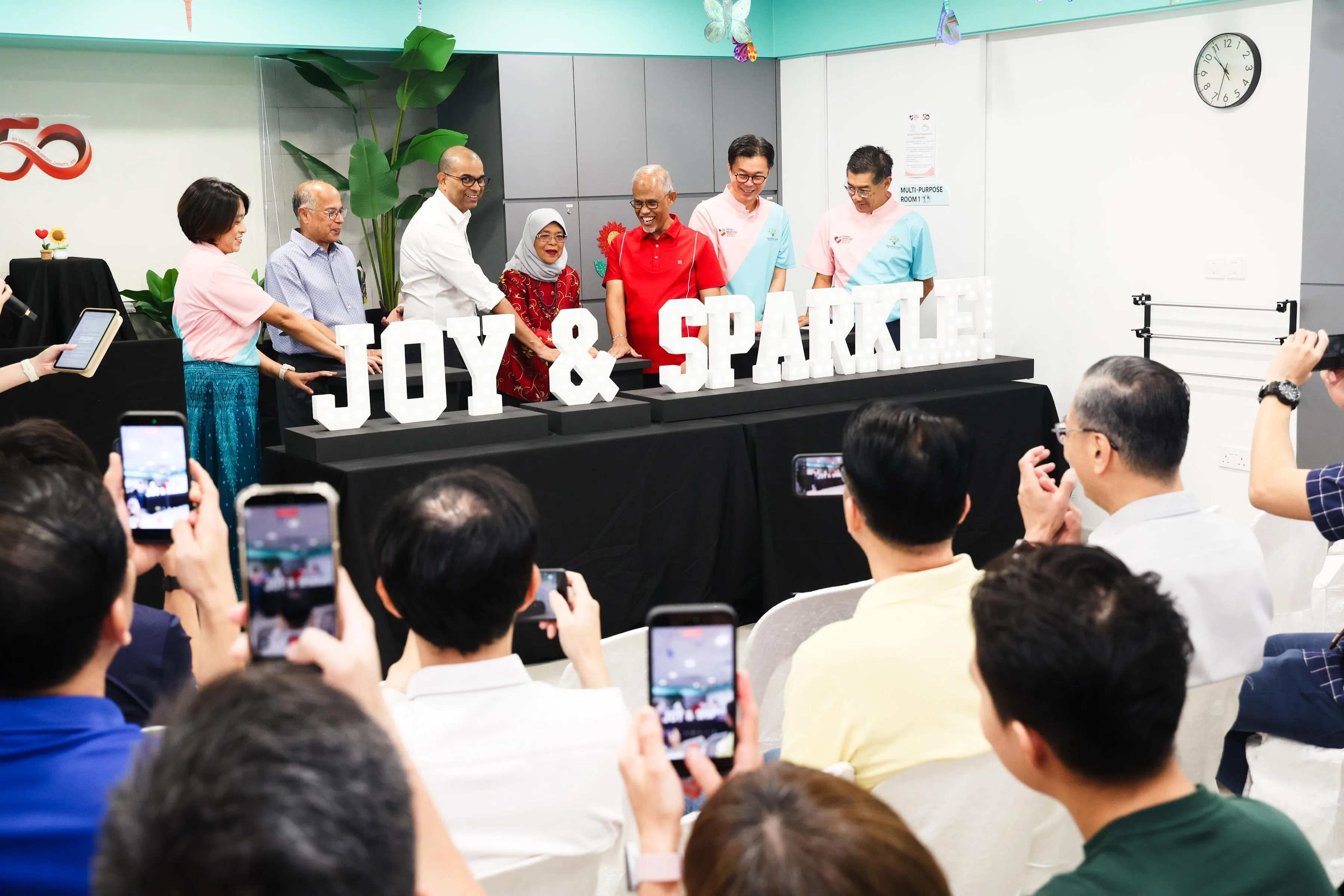 也是淡滨尼集选区议员的社会及家庭发展部长马善高（右三）、人民行动党社区基金会执行委员会主席、教育部兼永续发展与环境部高级政务部长普杰立医生（左三），以及前总统哈莉玛（中）星期三（8月19日）为新中心主持开幕。（蔡家增摄）
