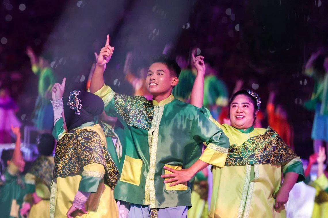 台上一分钟，台下十年功，表演者为了准备国庆庆典，数月前就开始排练。（卓祾祎摄）