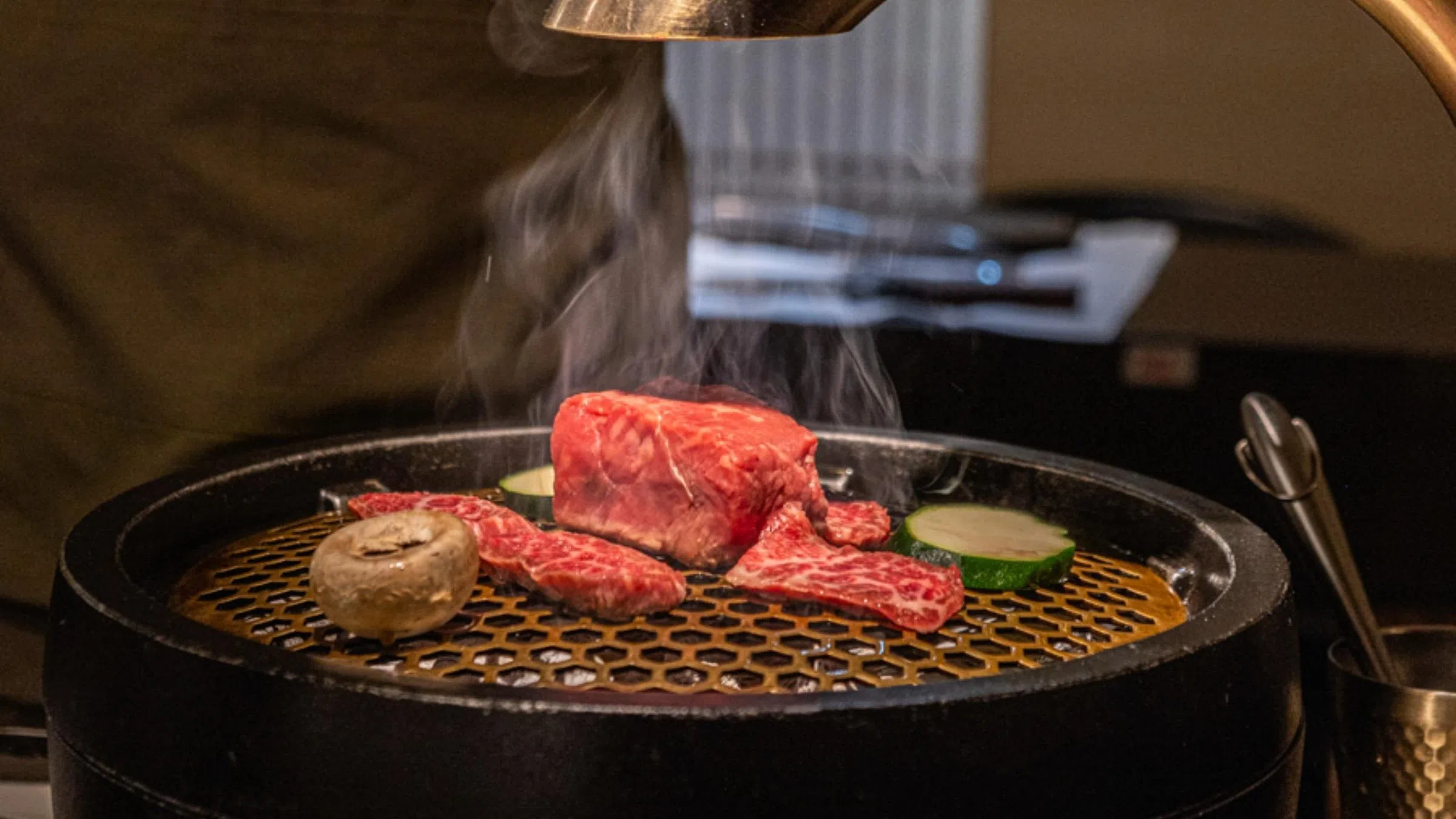 厚切原块肉盘，由店员在桌边以炭火现烤。（餐馆提供）