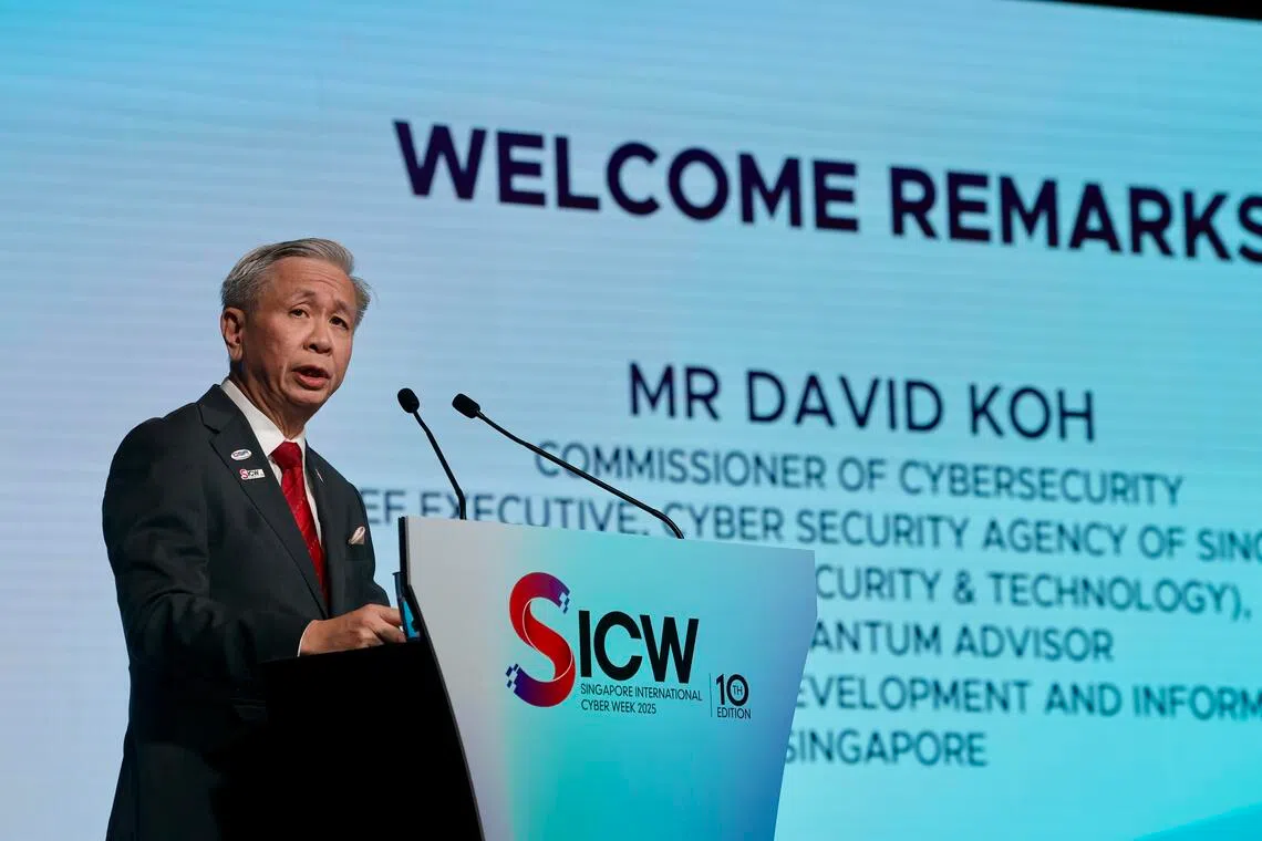 新加坡网络安全局局长许智贤为第10届新加坡国际网络周致欢迎辞时说，网络安全是人类共同面临的挑战，没有哪个国家、组织或个人能够独自应对，而且网络空间没有旁观者，“我们都是这个团队的一分子”。（邝启聪摄）