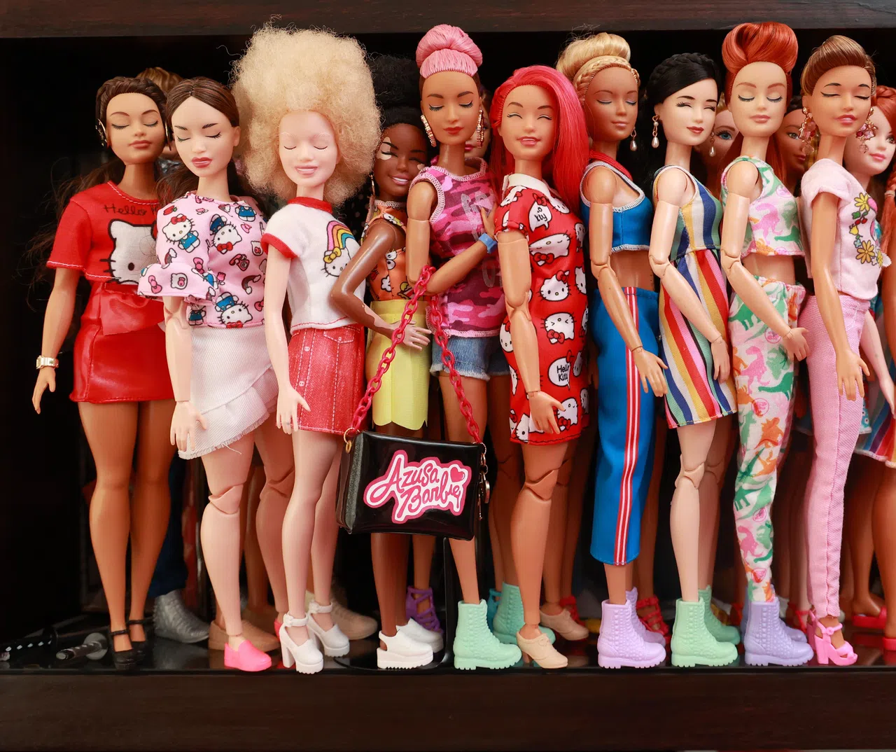 杨建为芭比娃娃“变脸”，创造出一系列闭眼芭比。（唐家鸿摄）