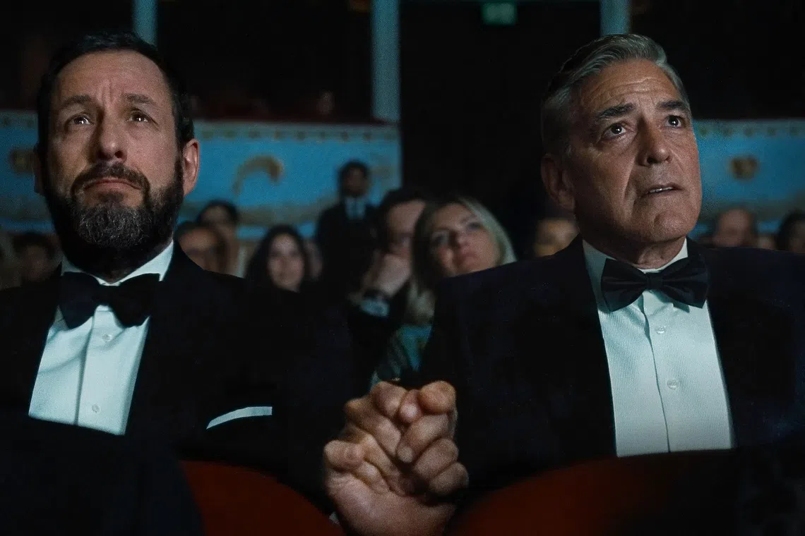 亚当桑德勒（左）饰演的经纪人在片中是男主杰凯利（右，乔治克鲁尼饰）神话的建造者，也是代价的承担者。（Netflix提供）