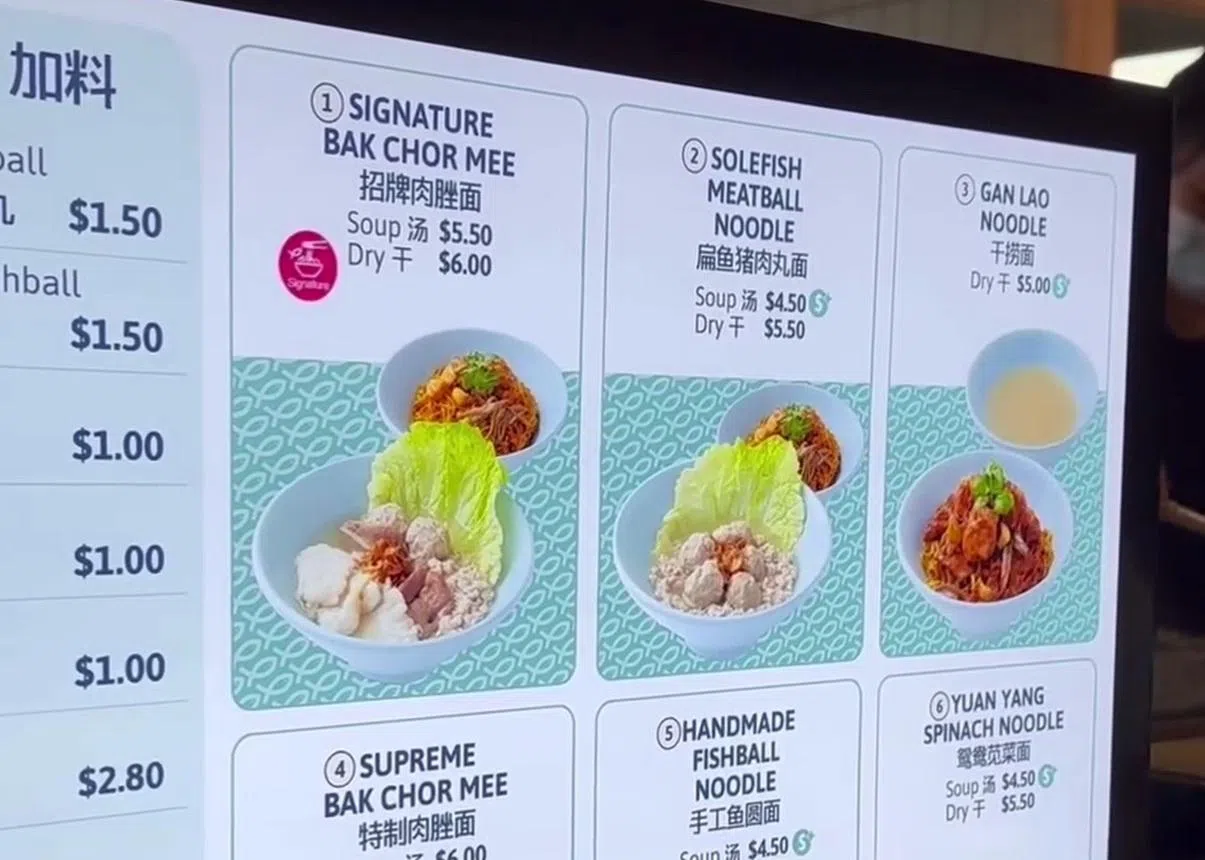 中英文并列的菜单，是多数新加坡小贩摊位的“标配”。（取自脸书）