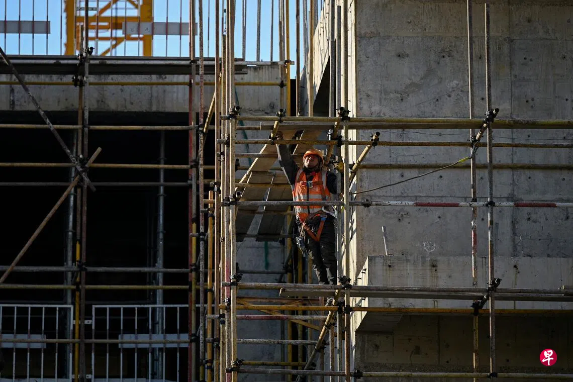 一名工人在北京一处建筑工地上作业，摄于1月6日。 （法新社）