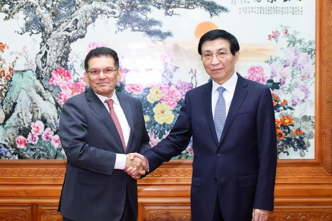 中共政治局常委、中国全国政协主席王沪宁（右）星期三（5月6日）在北京会见孟加拉外交部长卡利勒。（新华社）