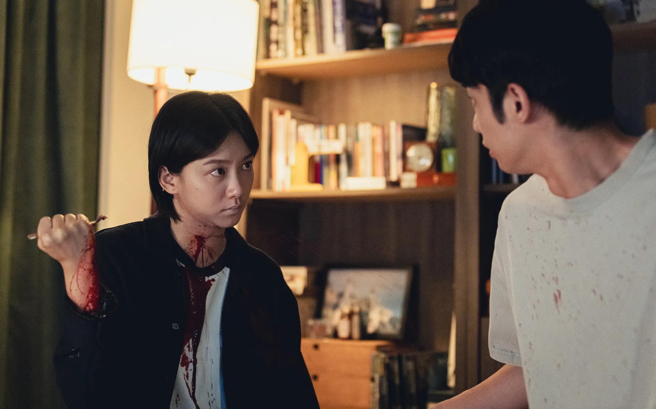 袁澧林（左）在片中中邪和惨死多次，她笑说已和假血浆成为好友。（邵氏机构提供）