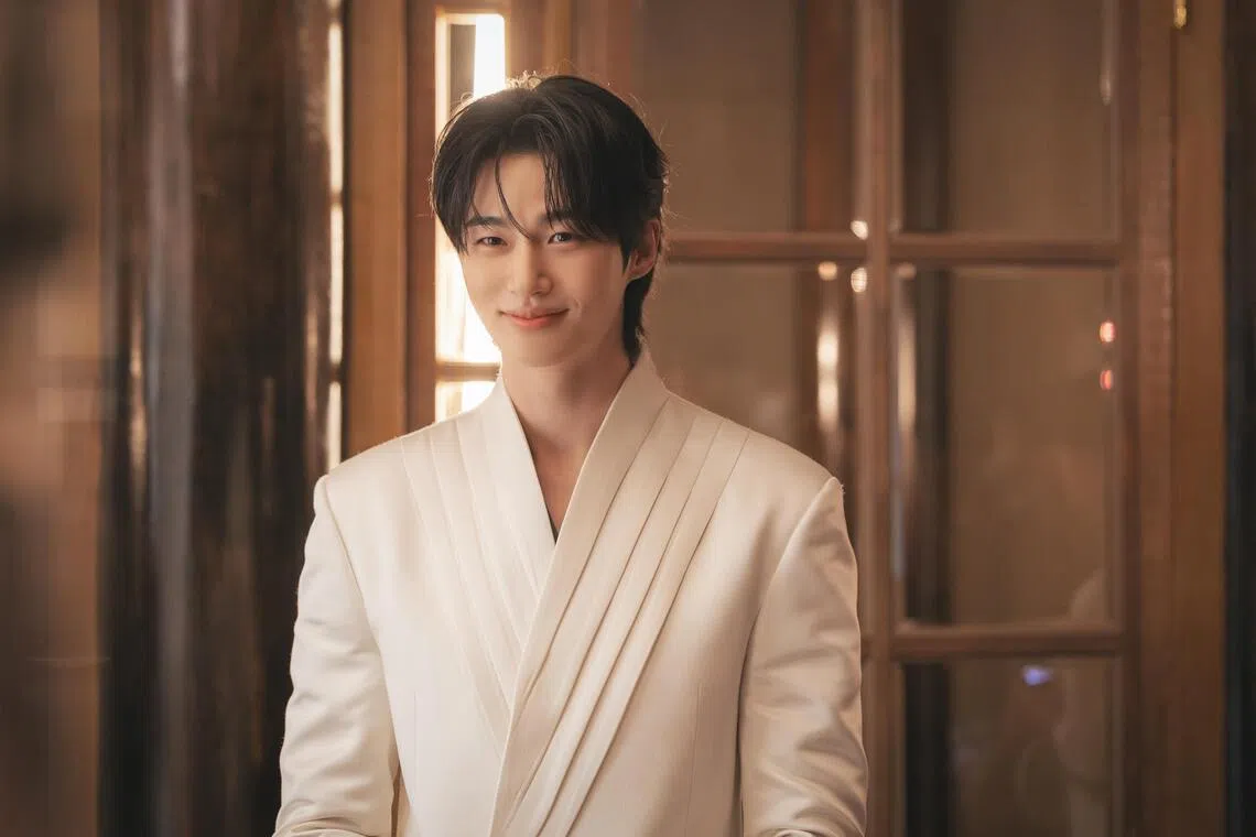 边佑锡扮演拥有王族身份但内心孤单且受伤的“理安大君”李莞。（Disney+提供）