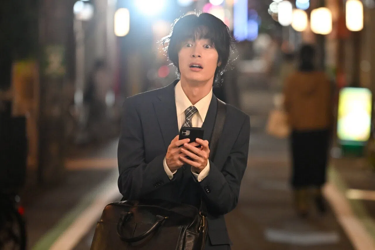 盐野瑛久诠释毫无存在感的职场新人，演技自然，弱弱萌样也讨喜。（互联网）