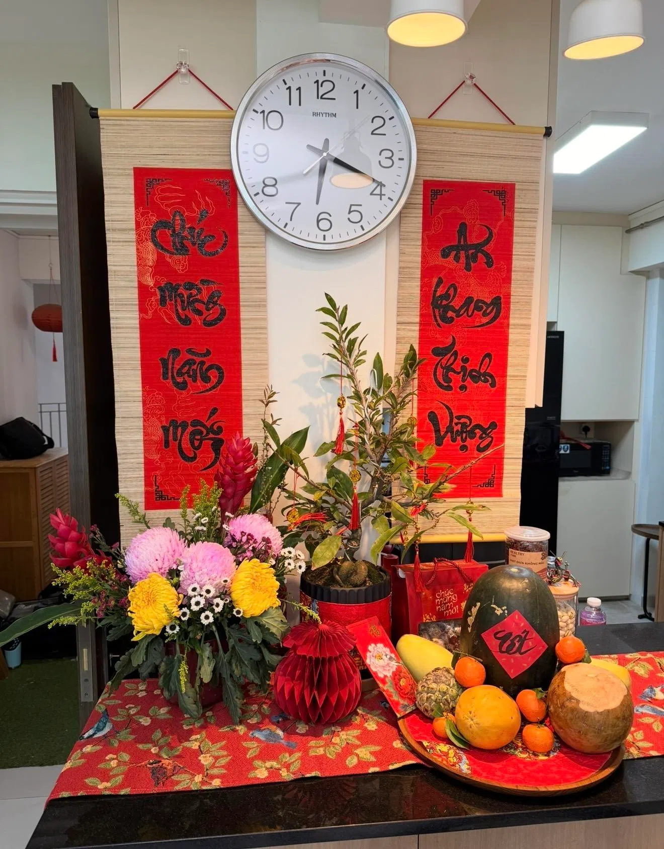 阮燕香非常重视新年的布置，无论过去一年赚得多还是赚得不多，她都坚持花钱布置家里。（萧康达摄）