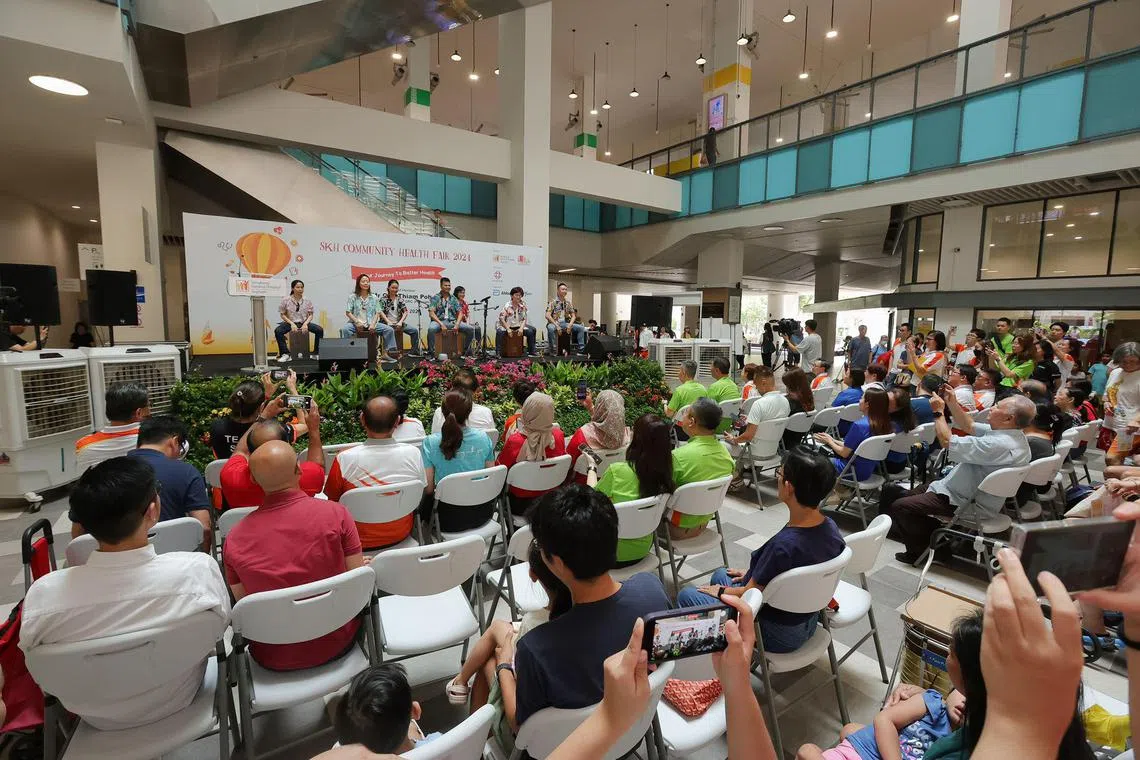 盛港综合医院社区健康展人山人海，平时忙着救人的医护人员，上台载歌载舞表演，引得掌声连连。（盛港综合医院提供）