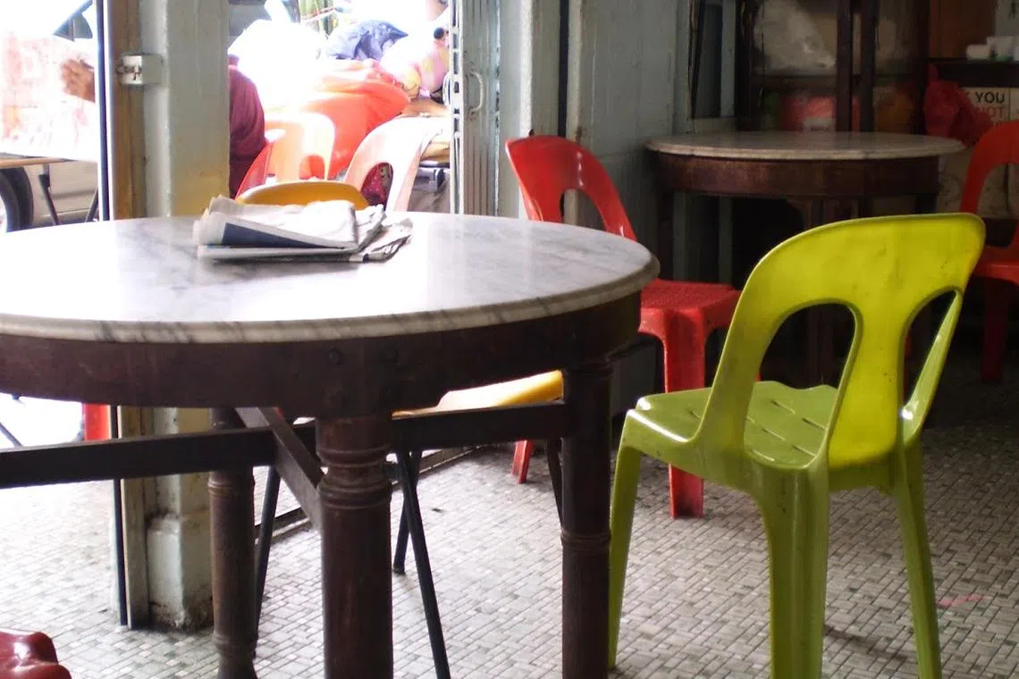 咖啡店摆着报纸，让顾客边吃早餐边翻看，此情此景已不复存在。（陈爱薇摄）