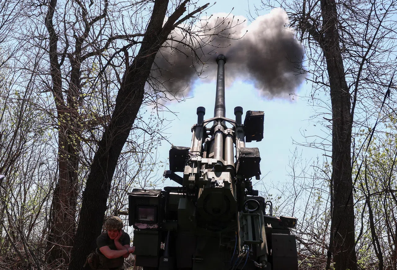 4月18日，一名乌克兰士兵在顿涅茨克前线向俄罗斯军队发射榴弹炮。（路透社）