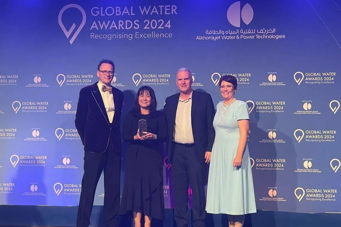 公用事业局污水回收厂署首席工程师罗佩君（左二）到伦敦出席国际水务大奖，并代表公用局领奖。（公用事业局提供）