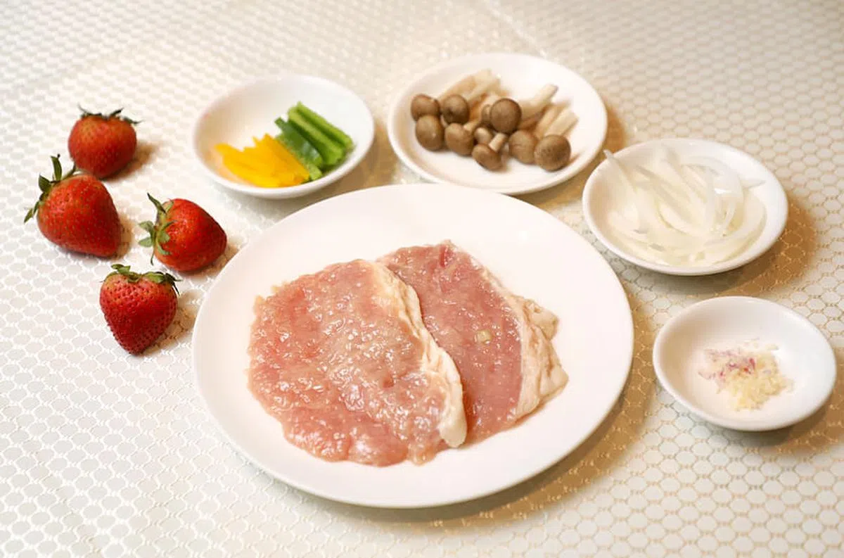 西班牙黑豚猪扒是主角，配搭松菇、灯笼椒和草莓等。