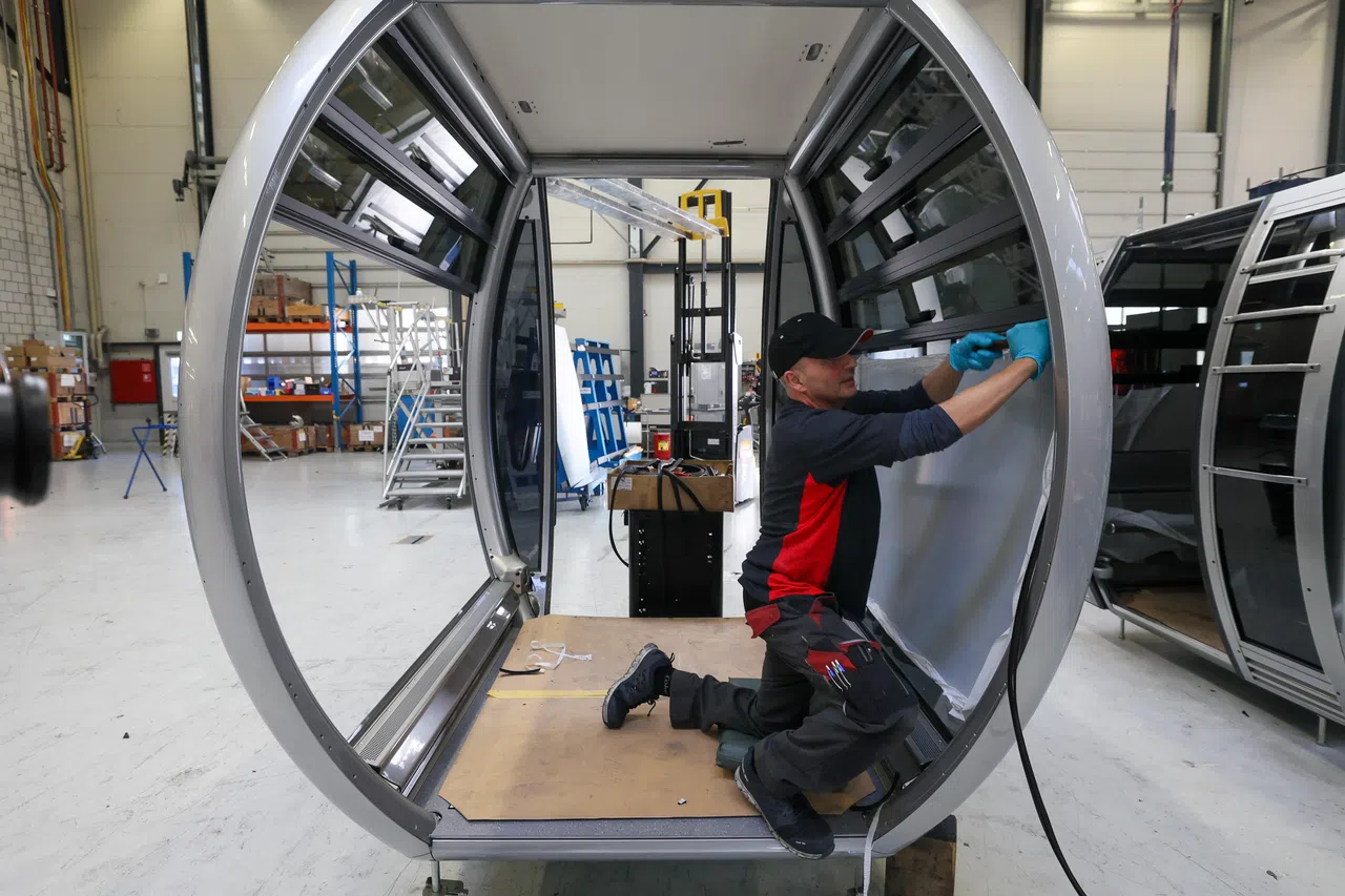 负责组装工作的CWA技工马可（Marco Sanfilippo）为缆车车厢一角贴上黑胶带，以稳固窗口和玻璃接缝处。正处于最后完工阶段的新缆车，预计今年底陆续从瑞士运往新加坡。（卓祾祎摄）