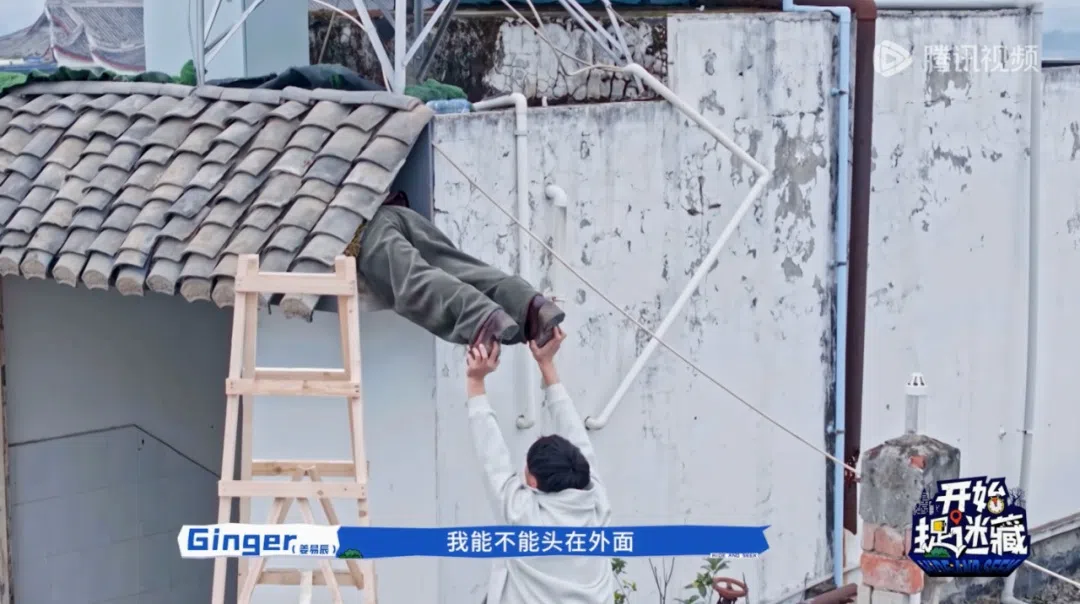 藏家钻进屋缘狭小的洞里躲藏。（互联网）
