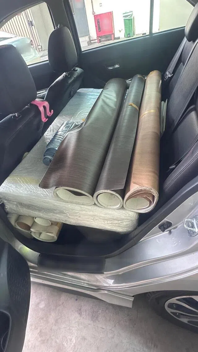 当局起获多卷未申报，用于商业用途的家具层压片。（新加坡关税局提供）