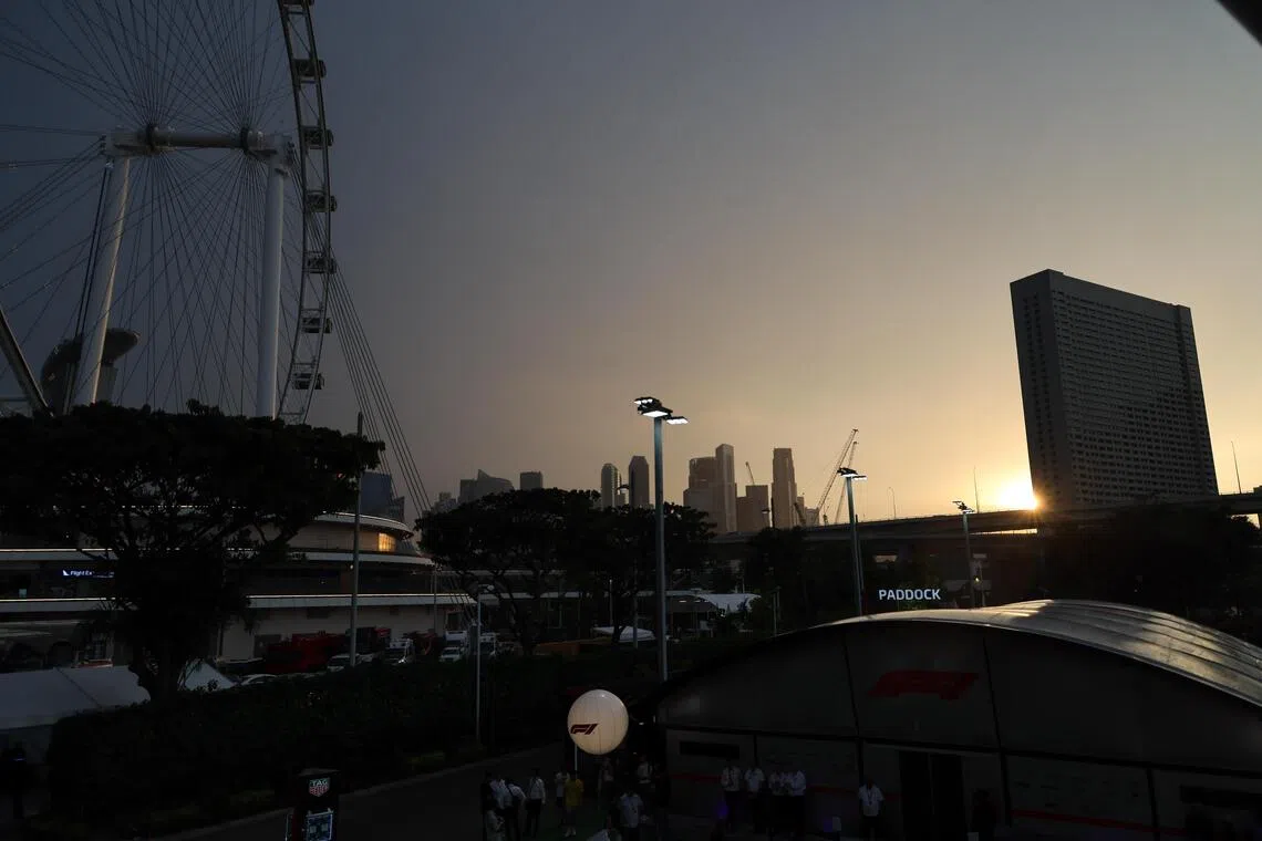 从2008开始办赛的新加坡站是F1历史上首个夜赛，滨海湾赛道在日落后逐渐热闹起来。（张俊杰摄）