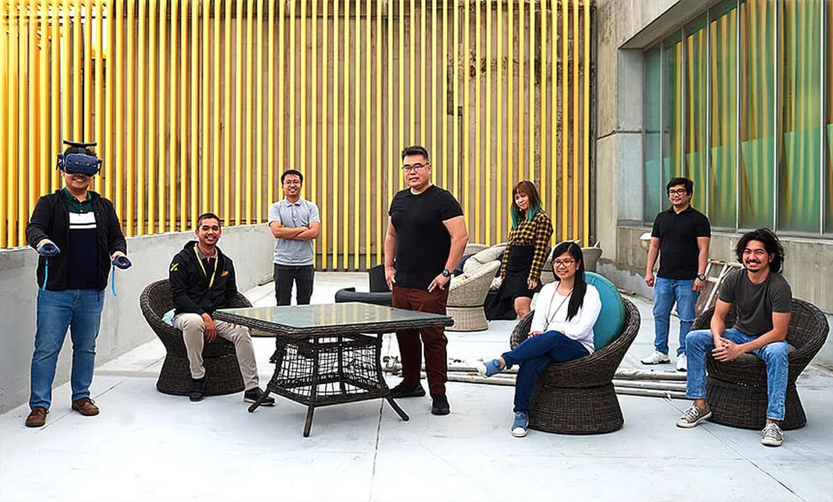 由王伟民（前排左三）带领的建设创意科技组，是公司科技数码化的新生力军。（图／新报业媒体）