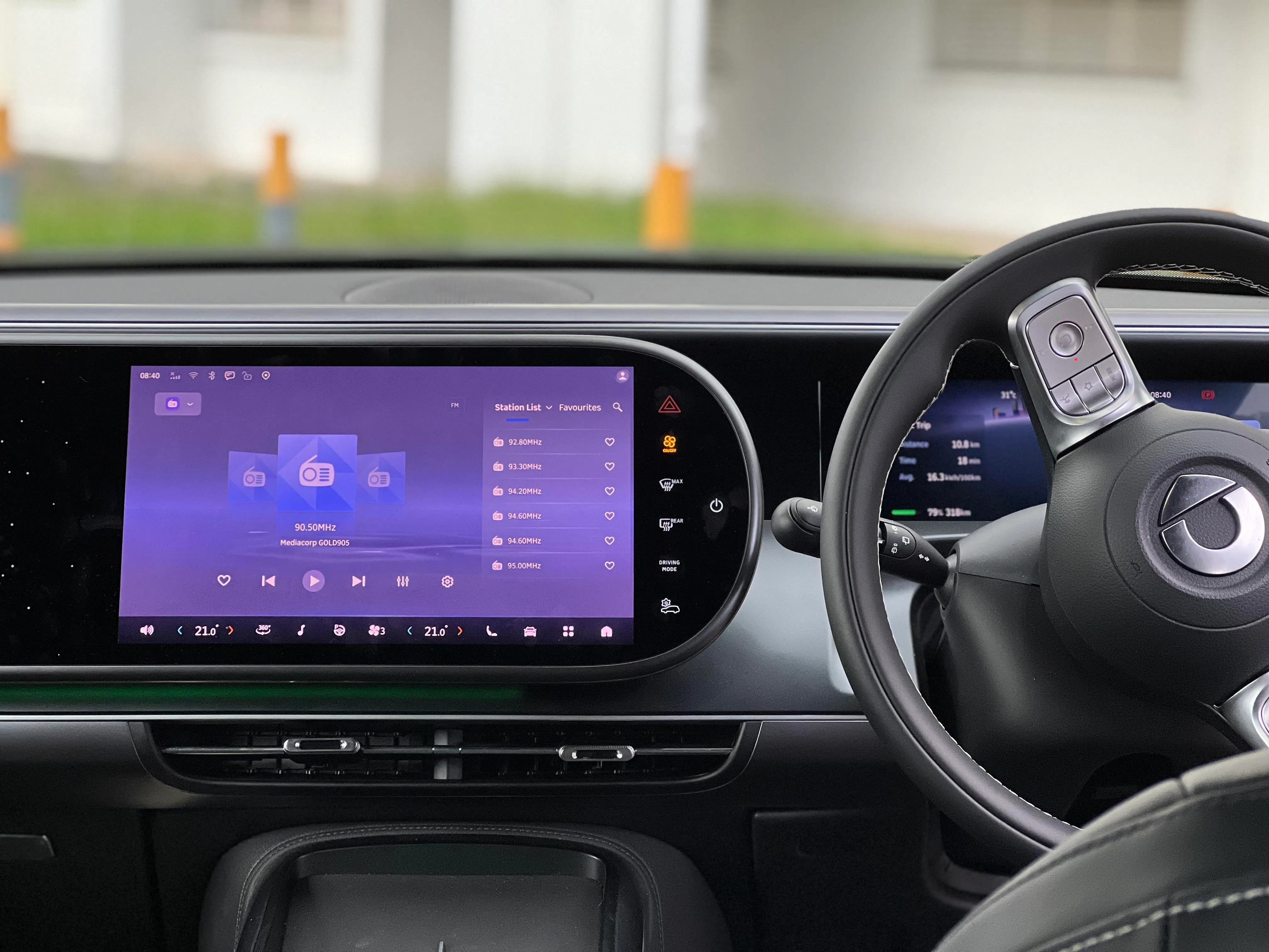 #5中控区以三屏组合为主轴，一个25.6英寸AR抬头显示器，一个10.3英寸全彩仪表，两块13英寸AMOLED显示屏。（吴庆康摄）