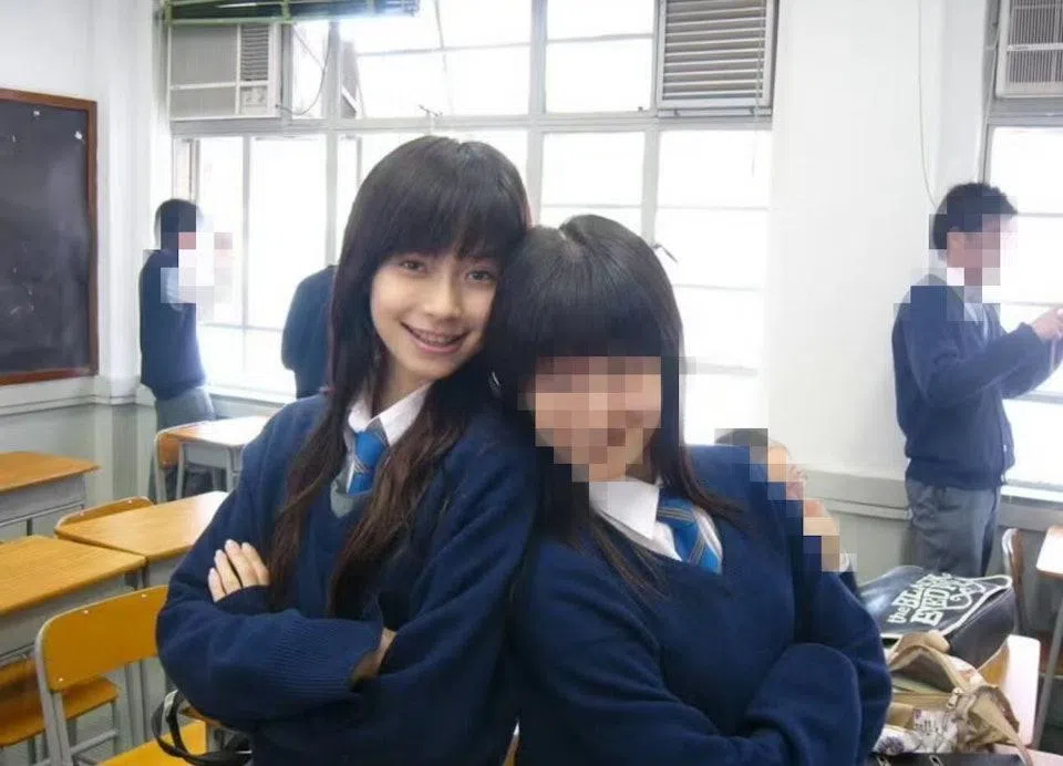 网民分享杨颖（左）的学生照，指她从小就长得漂亮。（互联网）