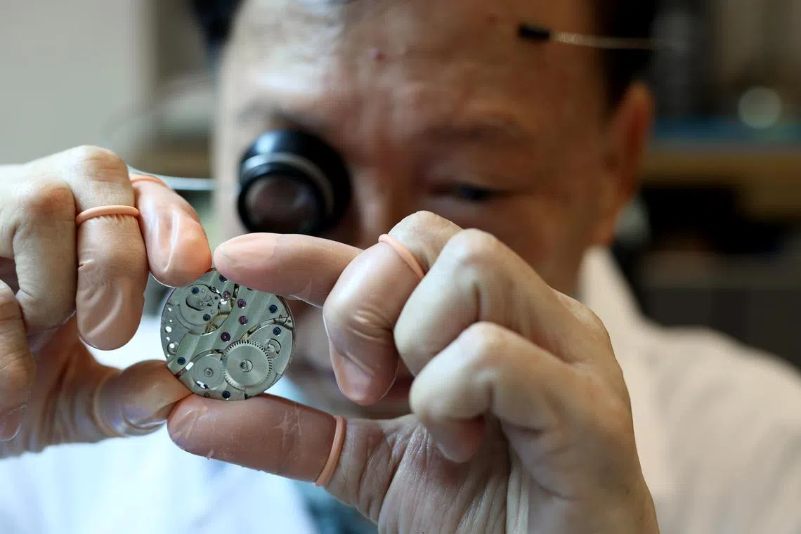 钟表背后有许多动人故事，让修表匠的工作别具意义。（龙国雄摄）