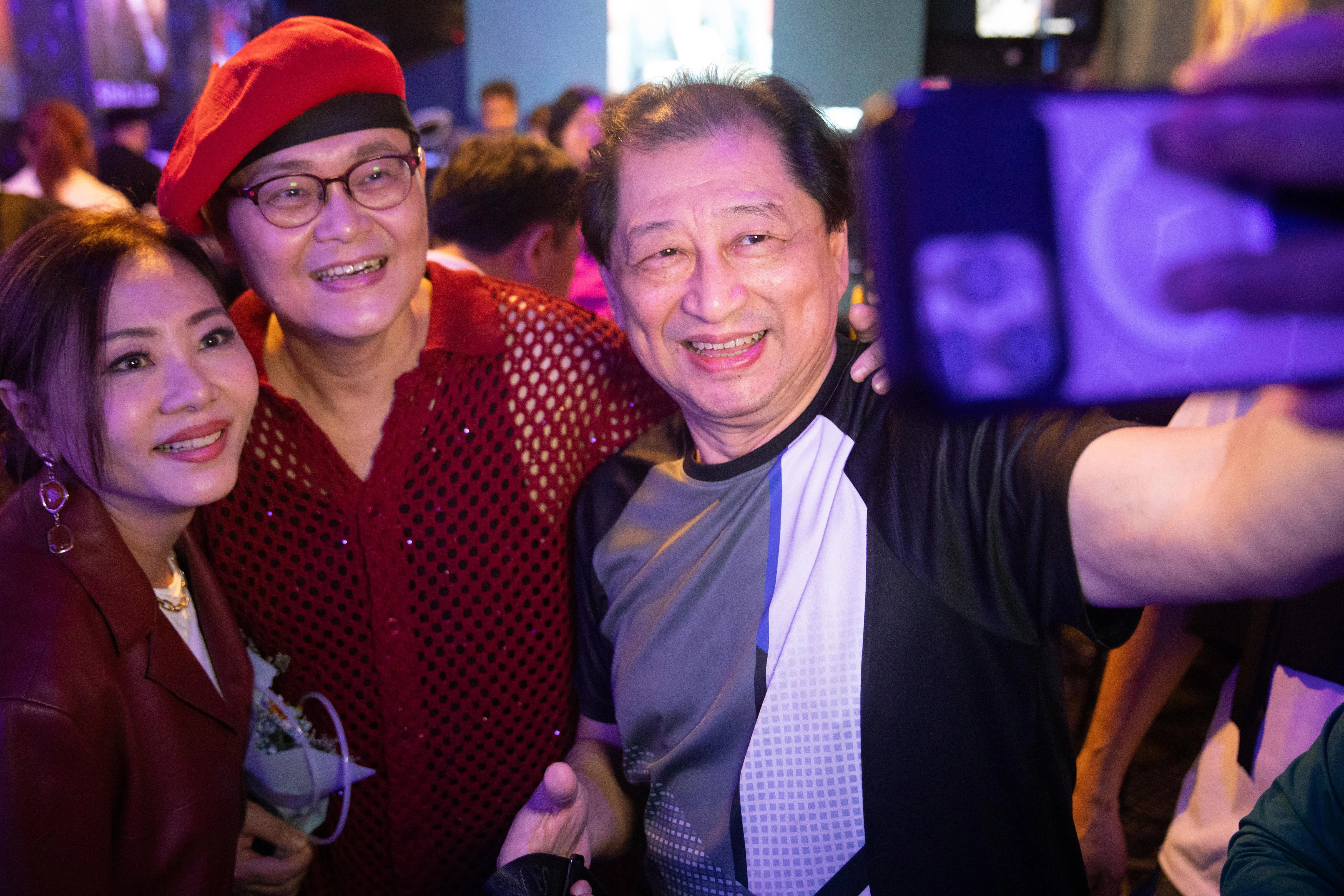 与钟添飞同期出道的新谣歌手张惜雯（左），以及被钟添飞视为伯乐的前音乐制作人曾凡华（右），都现身MV发布会。（沈康雄摄）