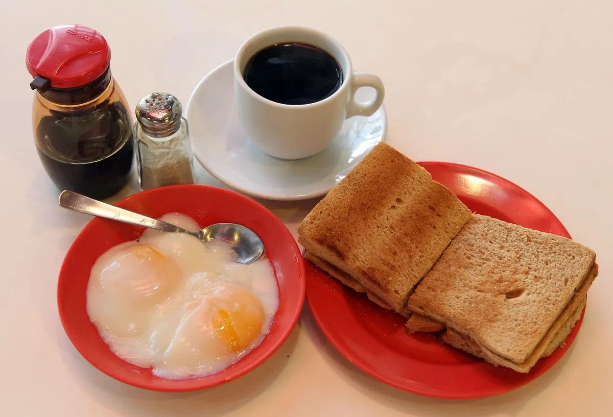 包含烤面包、半生熟蛋和热饮的套餐，是新加坡受欢迎的早餐美食之一。（档案照片）