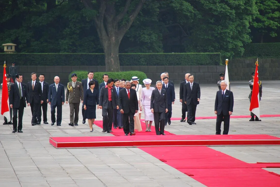 Mr Nathan and his wife attend a welcome ceremony hosted by Emperor Akihito and Empress Michiko at the Imperial Palace during their state visit to Japan from 9 to 16 May 2009.（Courtesy of interviewee）
