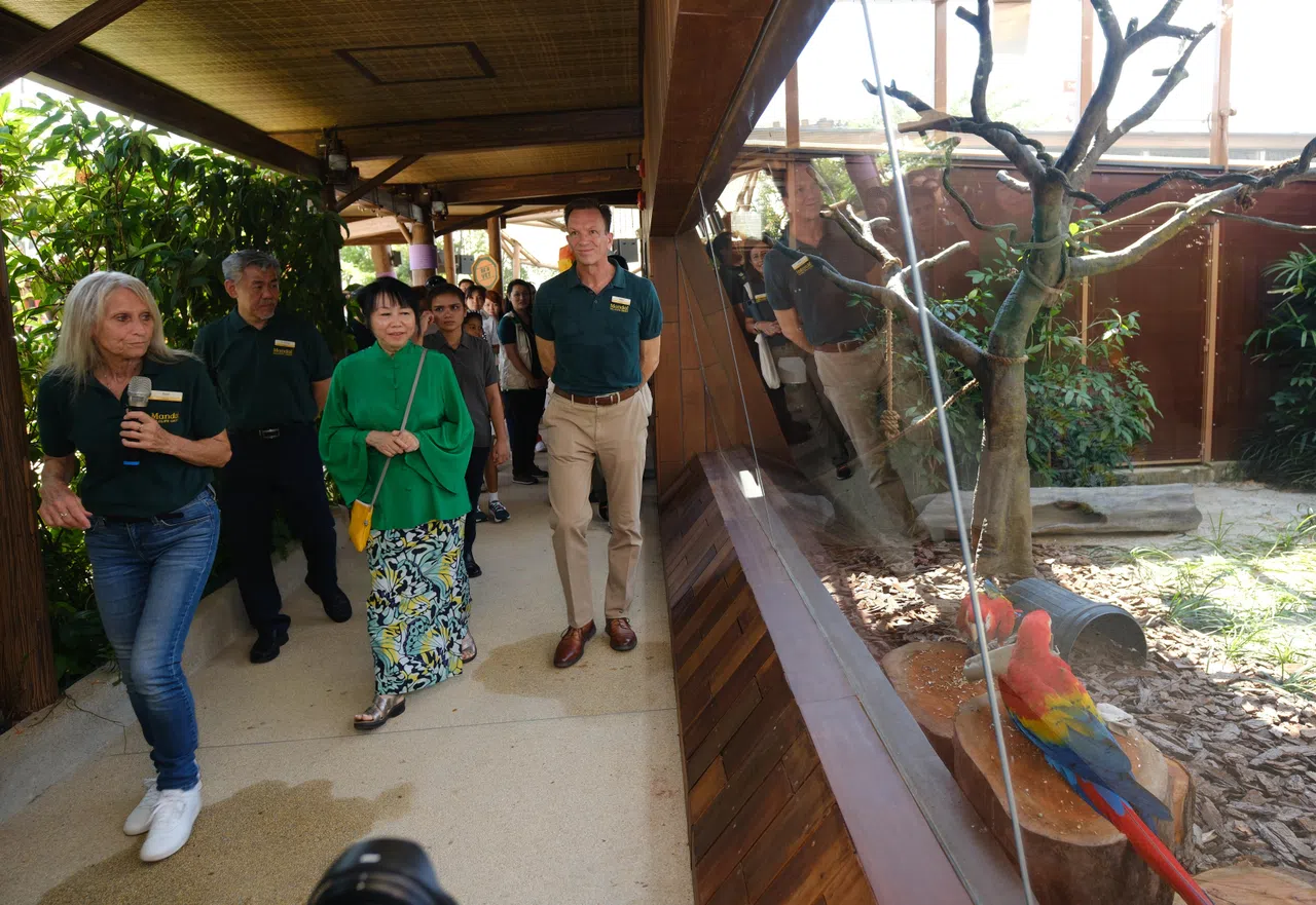 总统夫人珍一藤木（右二）与万态保育集团总裁巴克莱（右一）出席新加坡动物园全新儿童世界的开幕礼。（曾坤顺摄）
