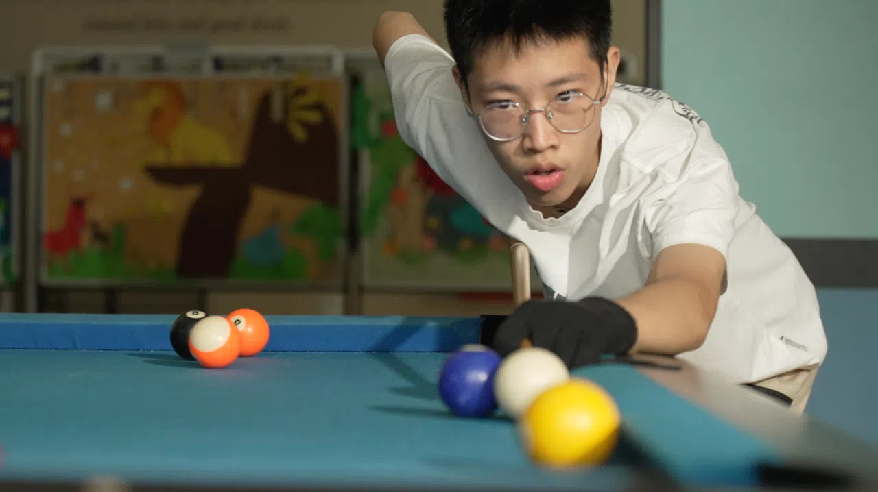 打台球和健身是俊良的爱好。这个过程需要100%的投入，让他能够忘掉压力。（视频截图）
