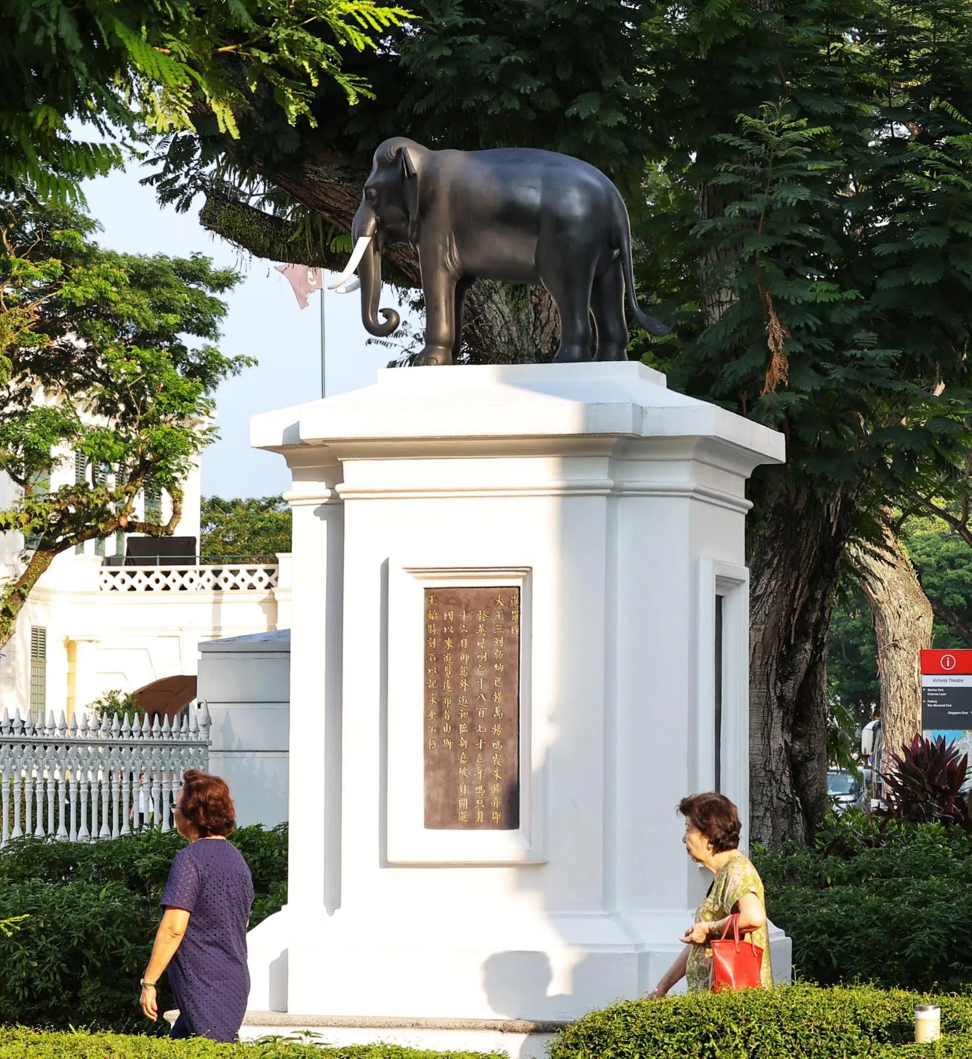 伫立在旧国会大厦艺术之家前的大象铜雕，是泰王朱拉隆功1871年赠与我国的礼物，也是两国友谊的象征。碑文上分别用暹罗文、爪夷文、中文和英文写道：“1871年3月16日，暹罗至尊朱拉隆功国王首次出访国外领地，访问新加坡。”（萧紫薇摄）