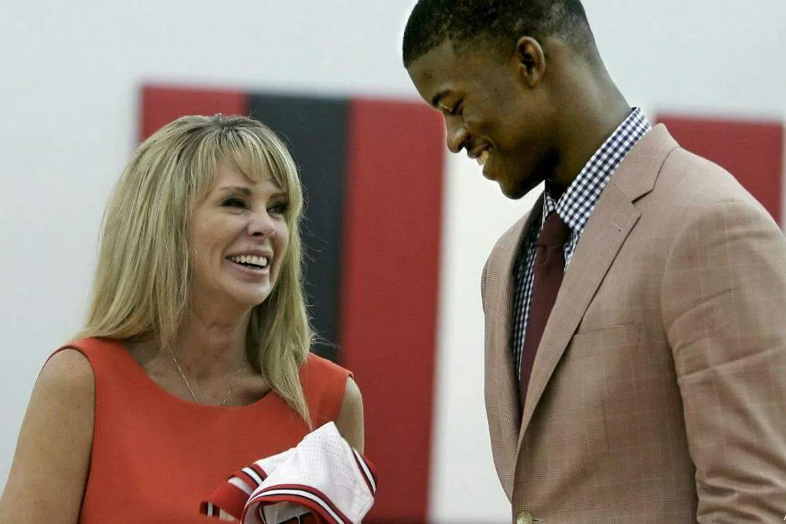 刚刚加盟公牛时的巴特勒（右）和养母米歇尔·兰伯特。（互联网）