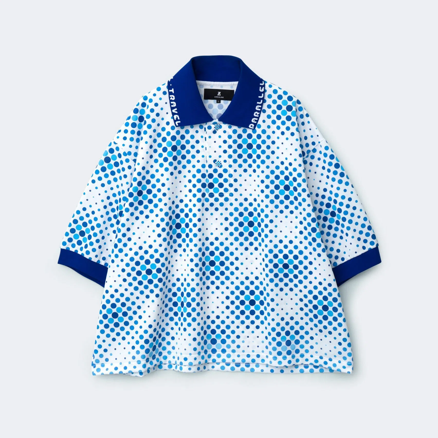 Anrealage设计的宽大Polo衫，衣服宽松穿起来也较容易散热。（Anrealage图片）