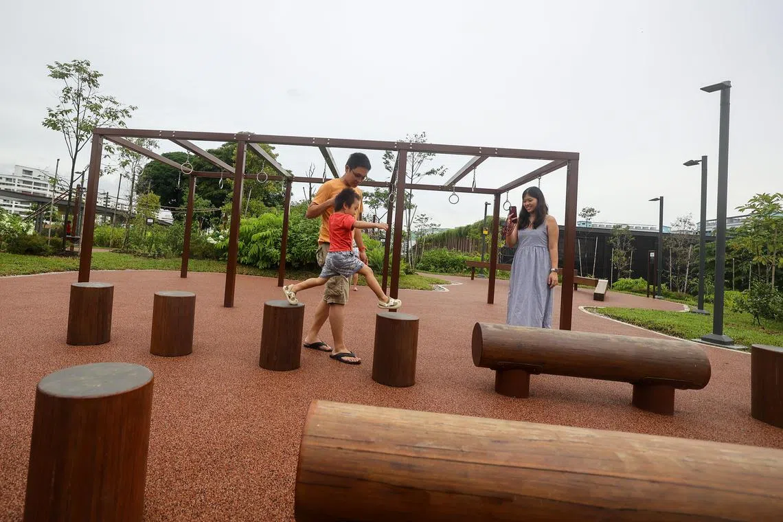 户外健身空间拥有10种不同的健身设施，包括绳梯、平衡木、攀岩墙等，为居民提供更多健身和娱乐选择。（陈渊庄摄）