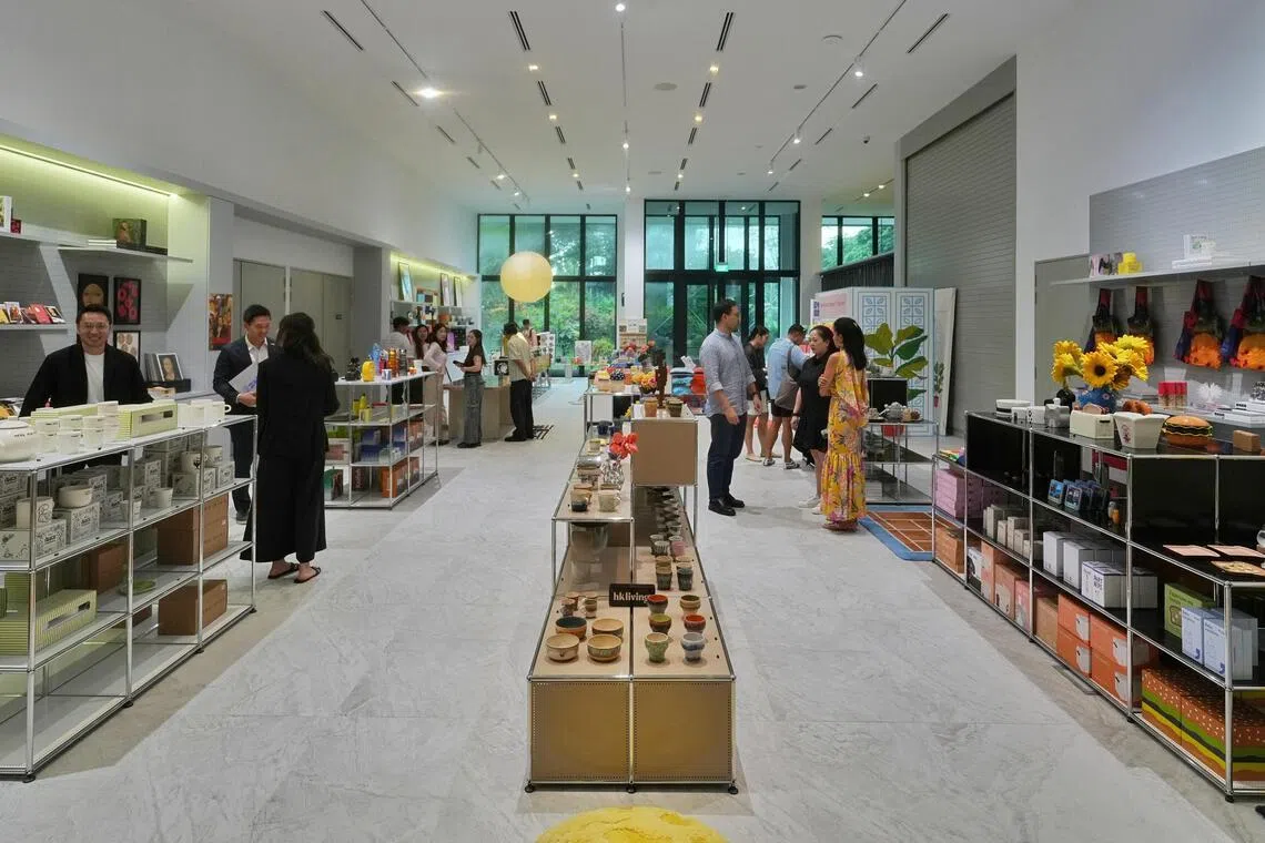 IMBA与本地设计精品店Stacked Store合作开设礼品店，让访客购买配合展览主题的纪念品。（谢智扬摄）