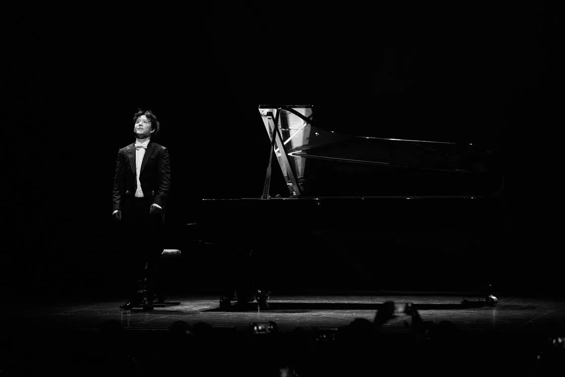 在热烈掌声中，李云迪以《彩云追月》和《降E大调夜曲》两首情感饱满的作品返场。（主办方提供）