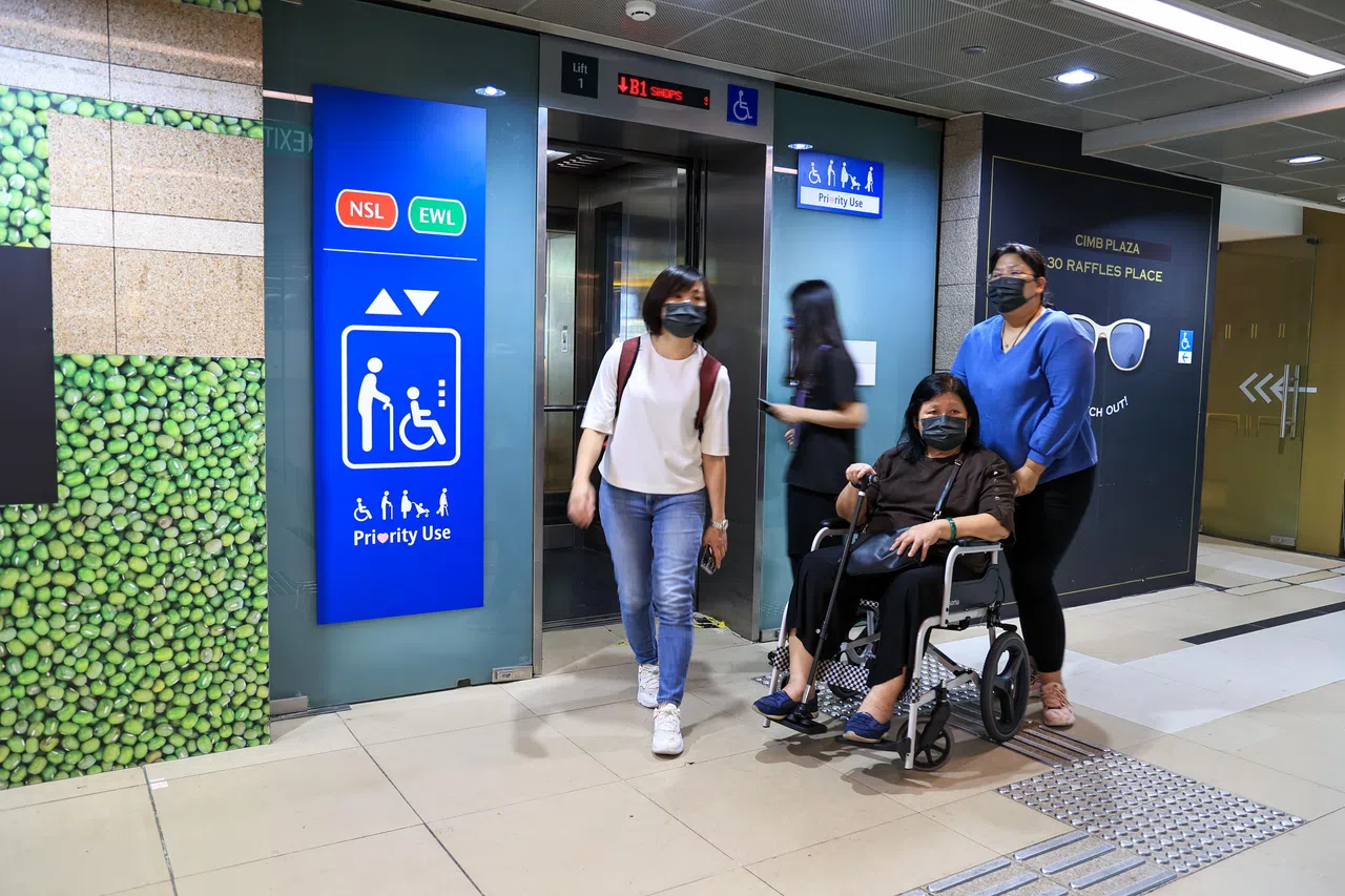 无障碍地图标明从莱佛士坊地铁站出行的地下无障碍路线，方便乘坐地铁到莱佛士坊的残障者使用。（吴先邦摄）