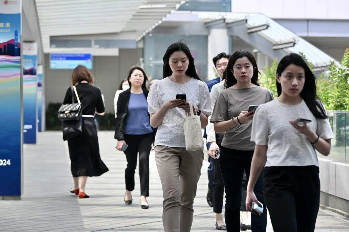 香港公务员加薪指标介于4%至5% 学者：应冻或减薪| 联合早报