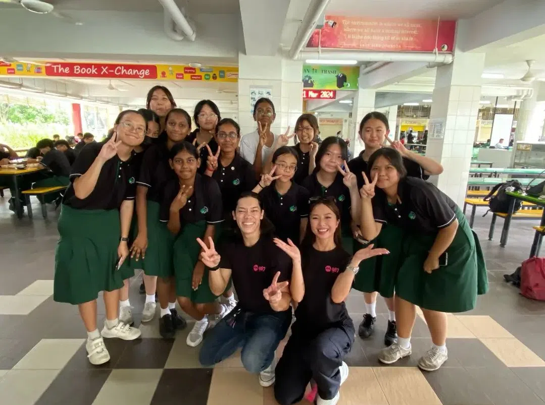 周会后987FM DJ亲切地与学生合照。（丰嘉中学提供）
